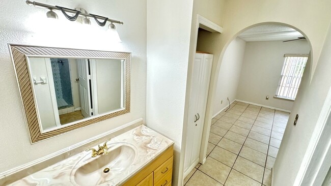 Photo - 662 Lynbrook St NW