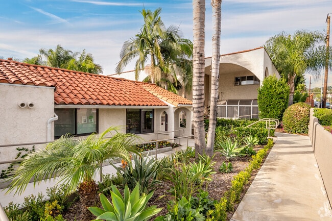 Caminata a través de un exuberante paisaje - North Pointe Villas