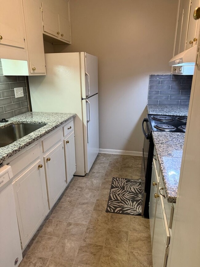 Photo - 911 Nottingham Dr