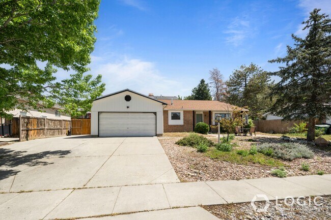 Beautiful Spacious Home with a Fully fence... - Beautiful Spacious Home with a Fully fence...