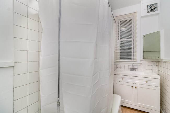 Photo - 822 W 35th St Unit 1