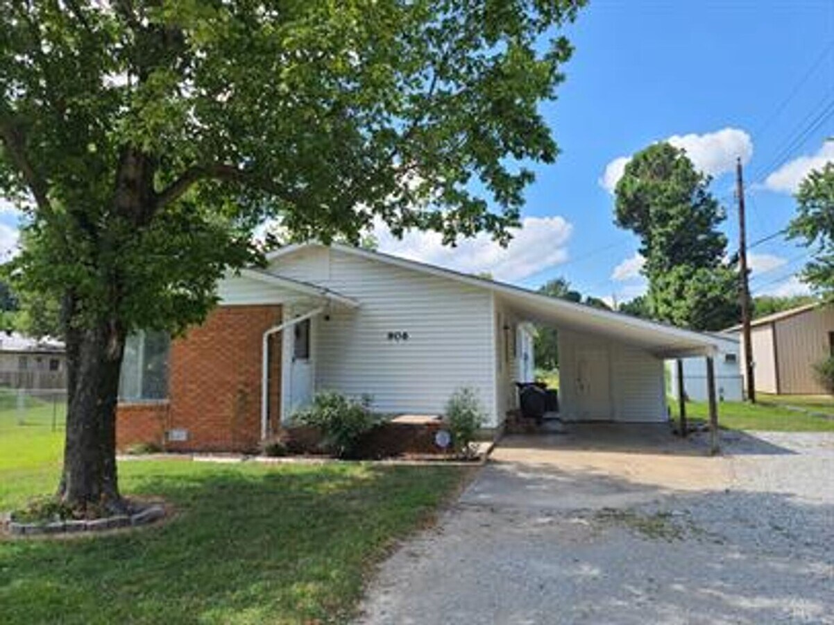 3 bed, 2 bath - 3 bed, 2 bath