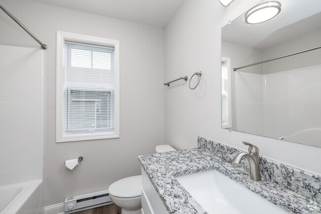 Naples 3BR, 2.5BA - 1,378SF - Bathroom