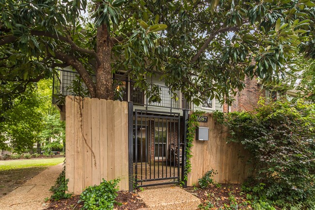 Building Photo - Beautiful 2-story townhouse with appliance...