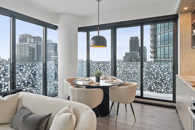 Photo - 55 Charles St E