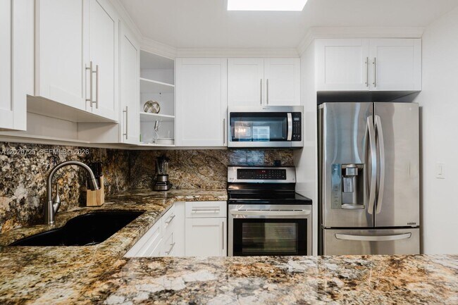 2301 Collins Ave Unit 804