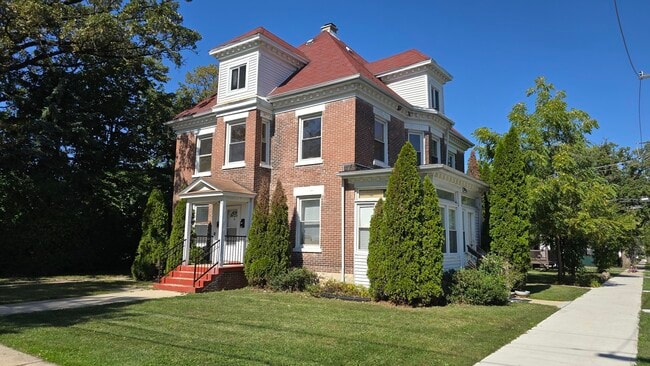 Building Photo - 63 W Hickory St Unit 2