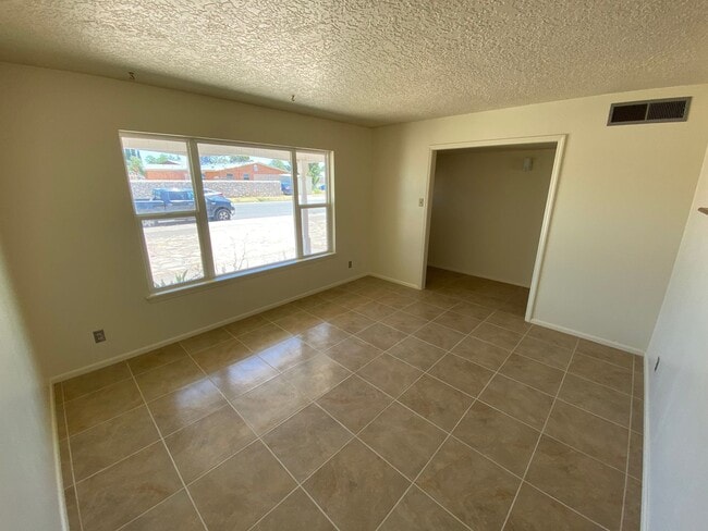 Photo - Northeast El Paso 3bed/2bath w/LOTS of liv...