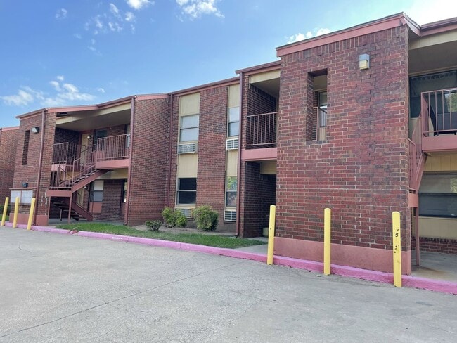 Building Photo - 1912 SW D Ave