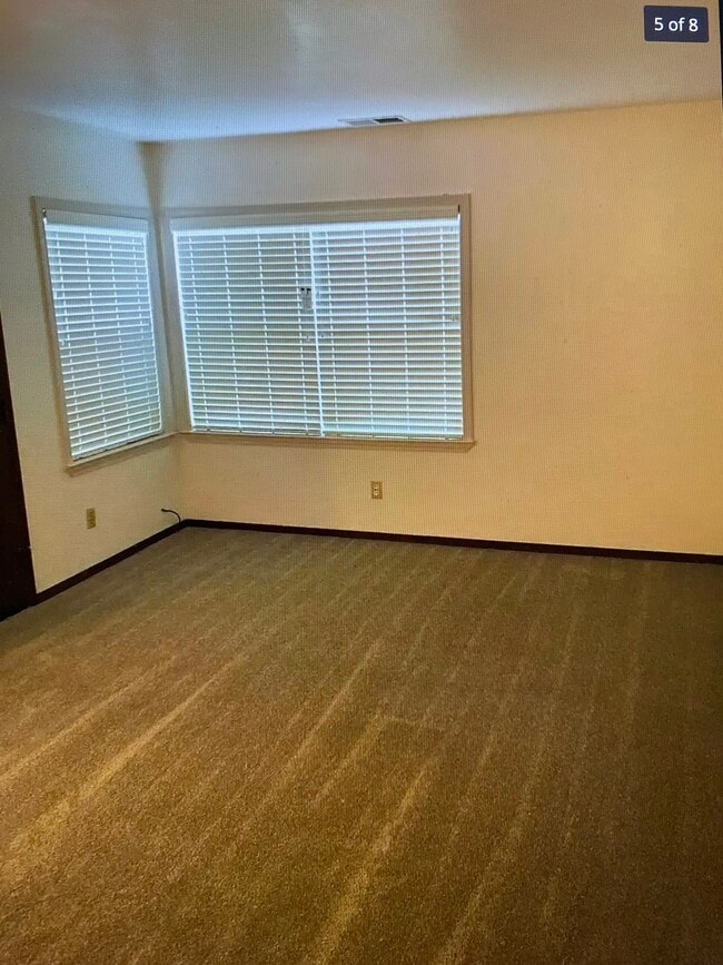 Living room - 421 37th St