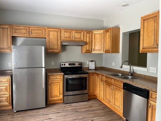 Building Photo - 3-Bedroom Townhome
