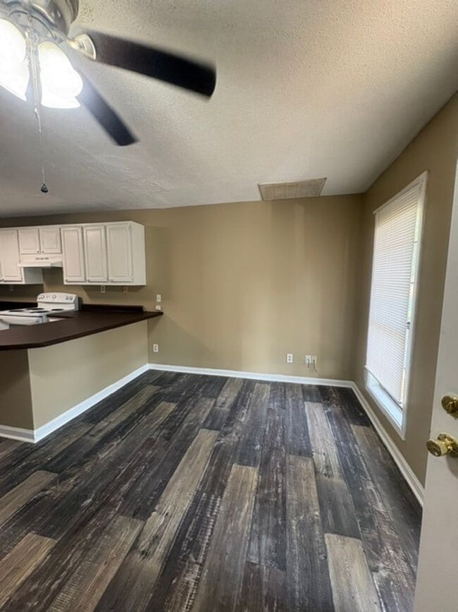 Photo - 106 Money St