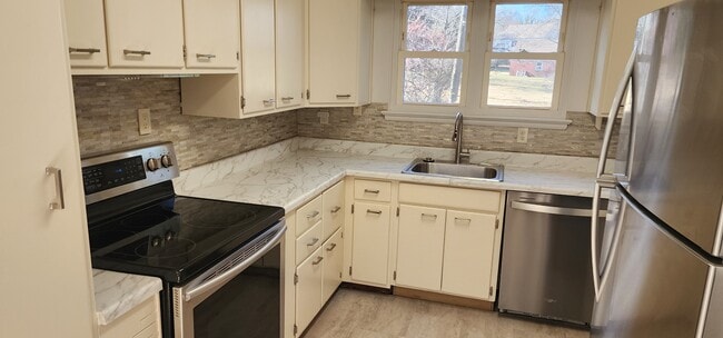 Photo - 1001 Orchard Way