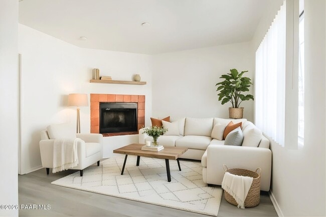 Photo - 354 W Delano St