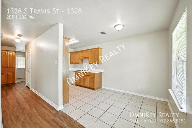 Photo - 1328 S Travis St Unit 1328