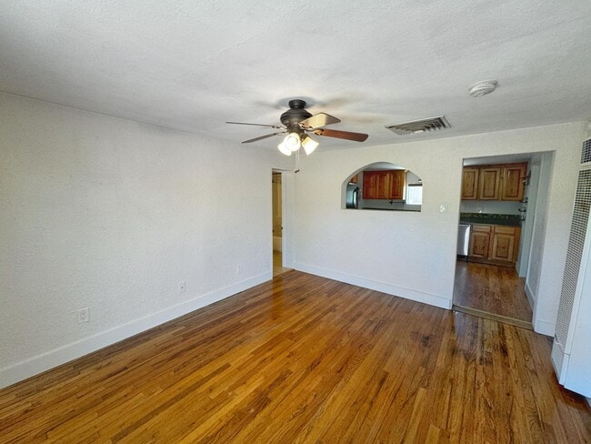 1525 Edith Blvd NE