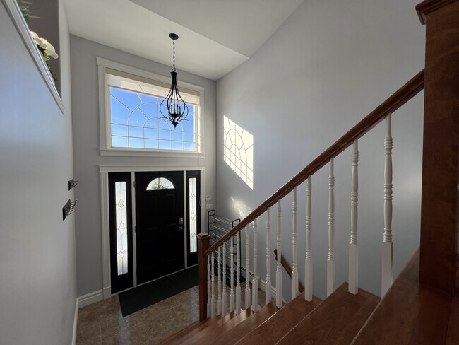 Photo - 18 Madison Ave Unité Main Floor