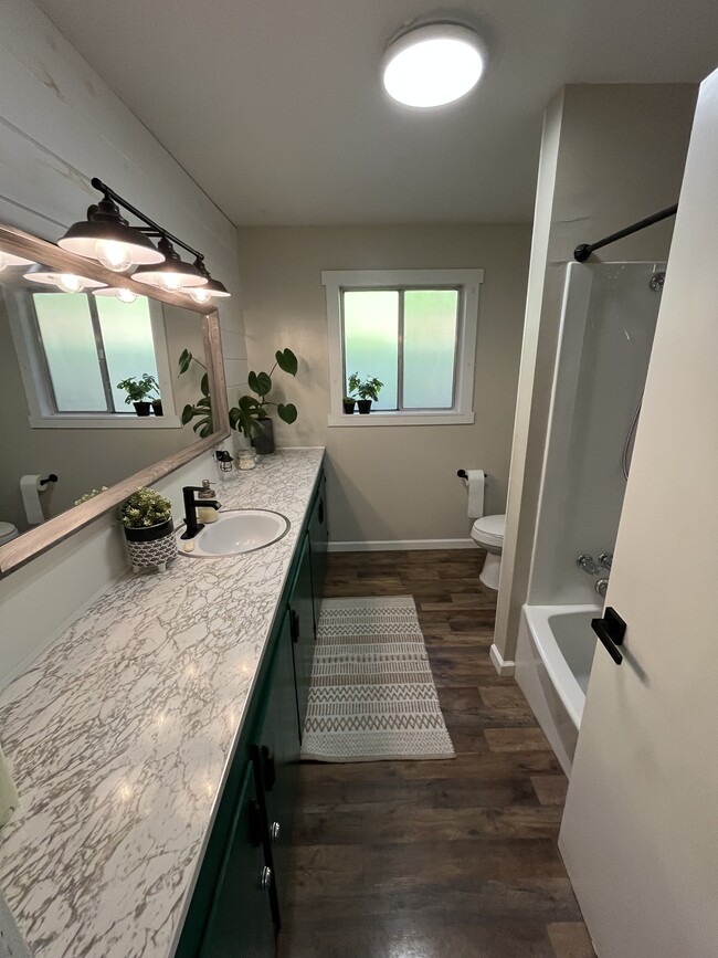 Photo - 564 E Jackson St