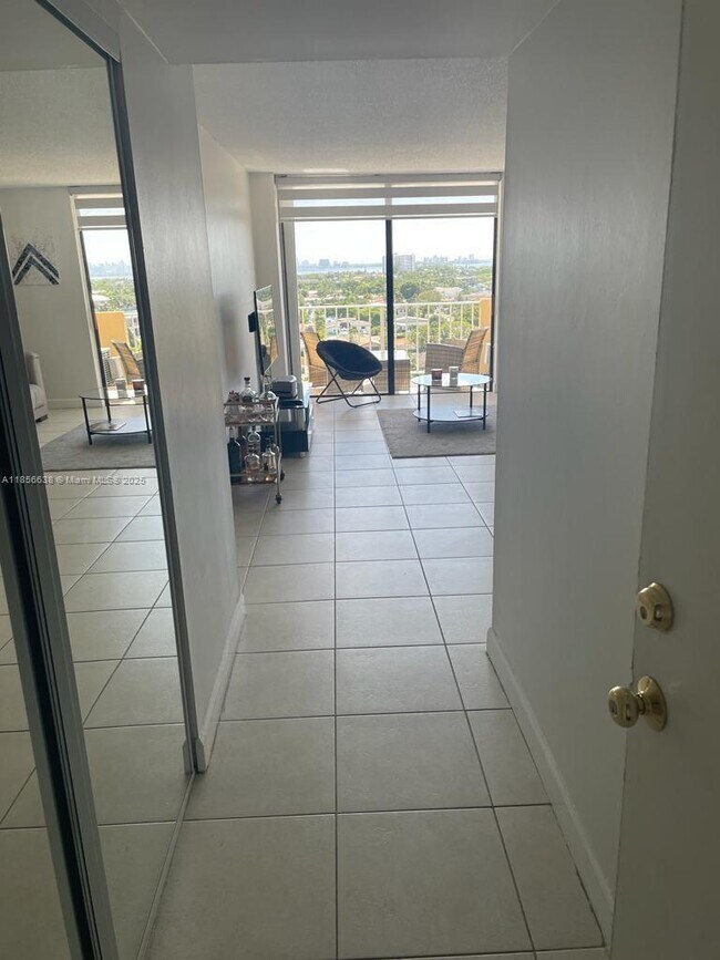 Photo - 2350 NE 135th St Unidad 1109