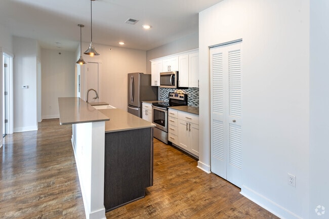2 BR, 1 BA - Highland - 915 SF