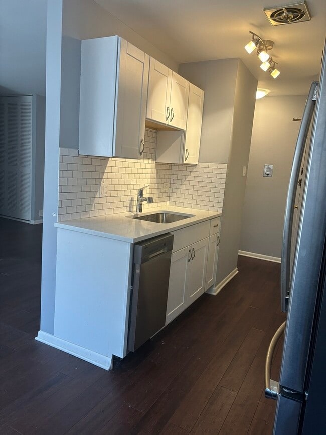 Photo - 5920 N Kenmore Ave