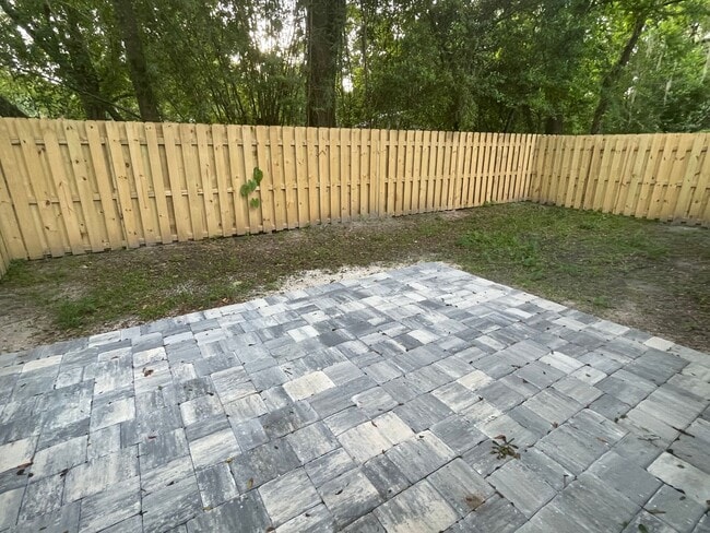 Building Photo - Welcome to this beautifully remodeled 2-bedroom duplex located in Alachua, conveniently situated ...