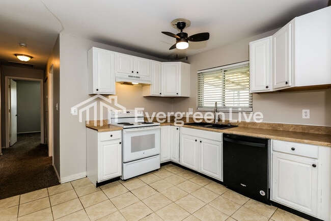 Photo - 204 W Boitnott Dr