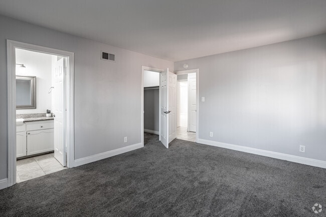 2 habitaciones, 2 baños, 950 pies cuadrados, dormitorio principal - Chaumont Villas Apartments