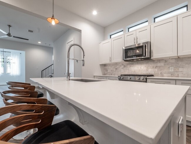 Photo - 210 E 32nd St