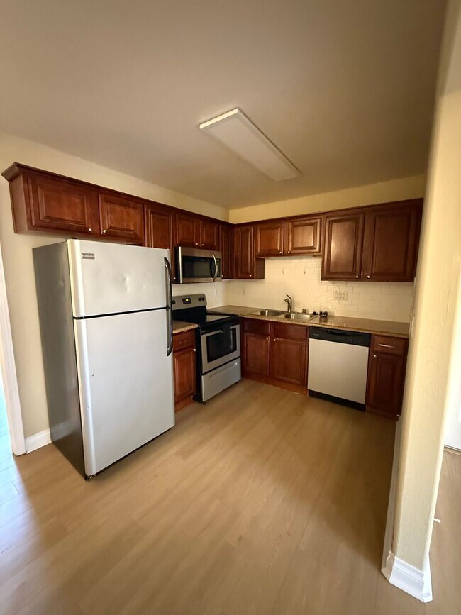 Building Photo - 642 S Mollison Ave Unit 17 Rental