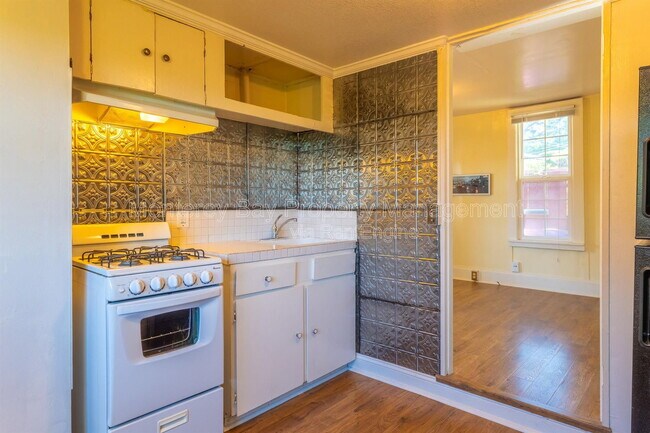 Photo - 461 Reeside Ave