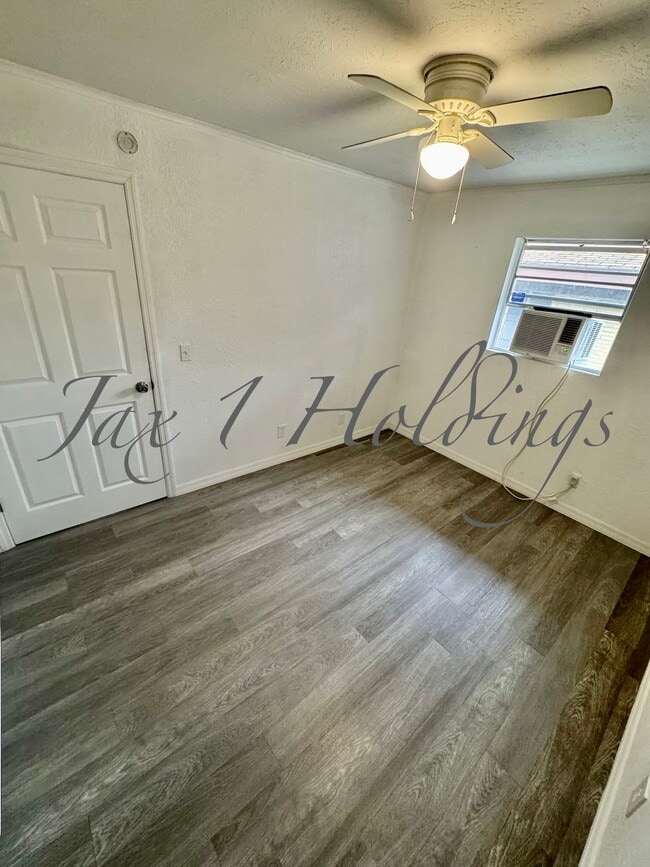 Bedroom 1 - 5674 Akra Ave Unidad 5674