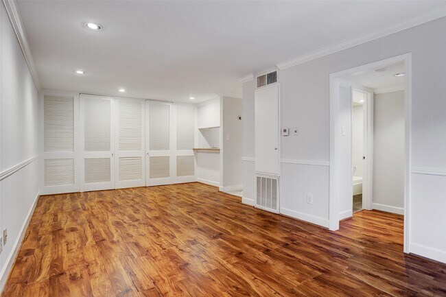 Photo - 3131 Cummins St Unidad 13