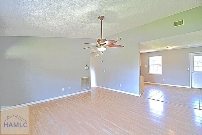 Photo - 850 Lyndsi Ln