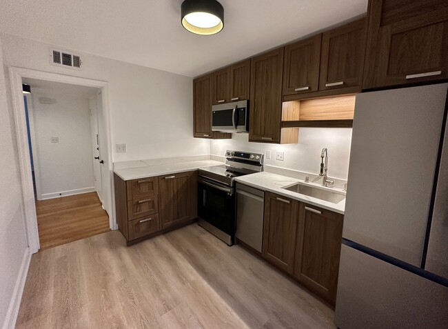 Photo - 4950 N Port Washington Rd Unidad 3