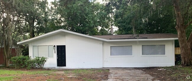 Building Photo - Pet Friendly 3 Bedroom 2 Bath home.