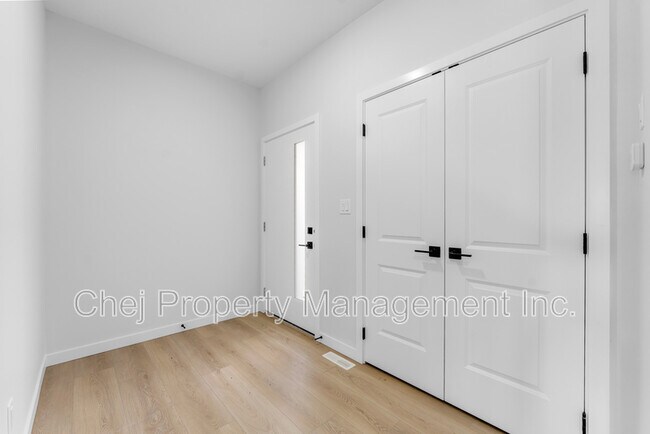 Photo - 6381 King Wynd SW