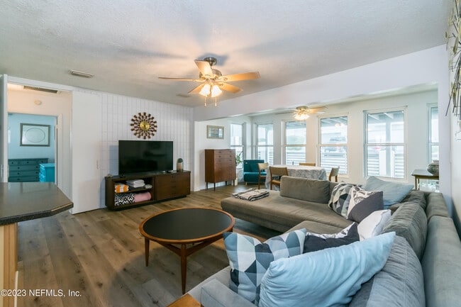 Photo - 1632 Strand St