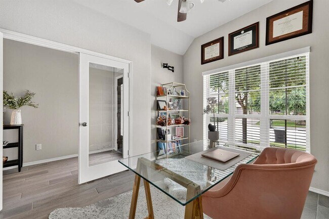 Photo - 209 Lacey Oak Lp