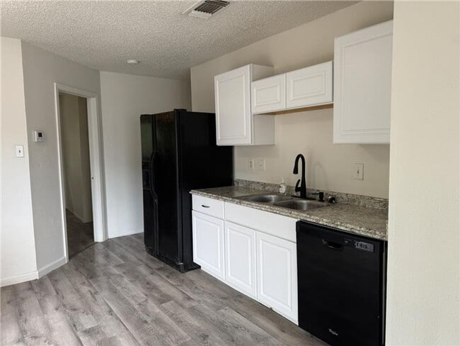 Photo - Beautiful and Stylish 3 bedroom & 2 bathroom