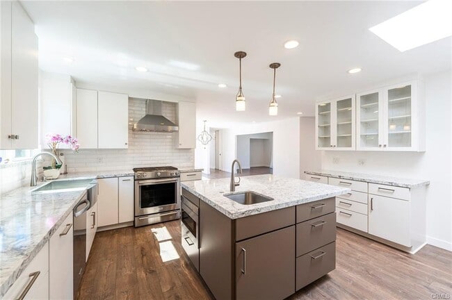 Photo - 1916 W 231st St