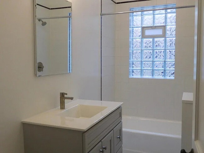 Photo - 3519 N Pine Grove Ave Unit APT 2N