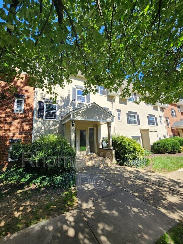 Building Photo - 6192 Greenwood Dr Unit #202