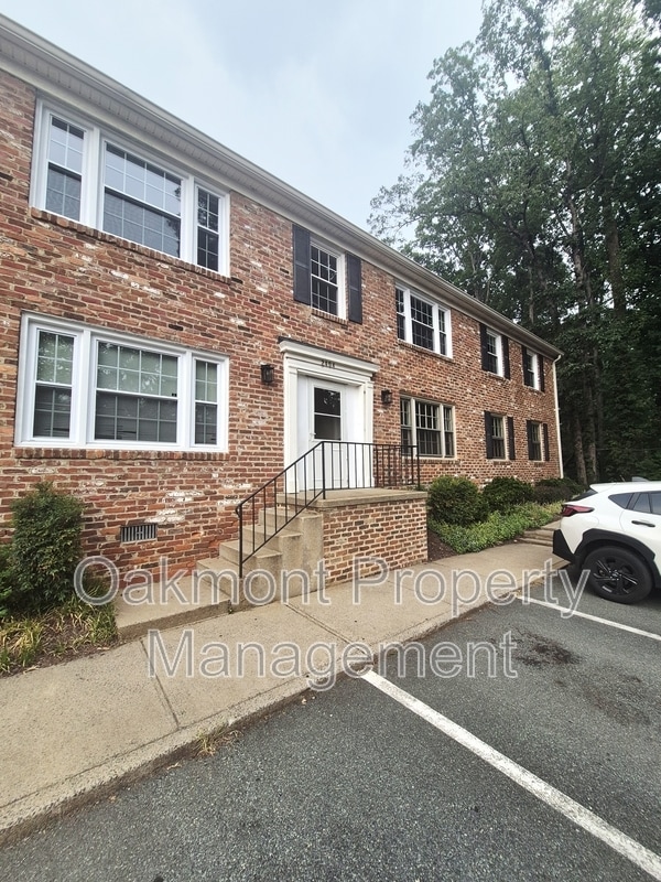 Building Photo - 2404 Barracks Ct