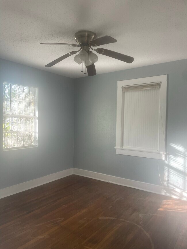 Photo - 858 Geranium St