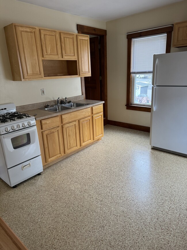 Building Photo - 121 Stone St Unit 2