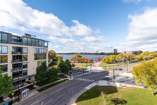 1800 Lake Apartments