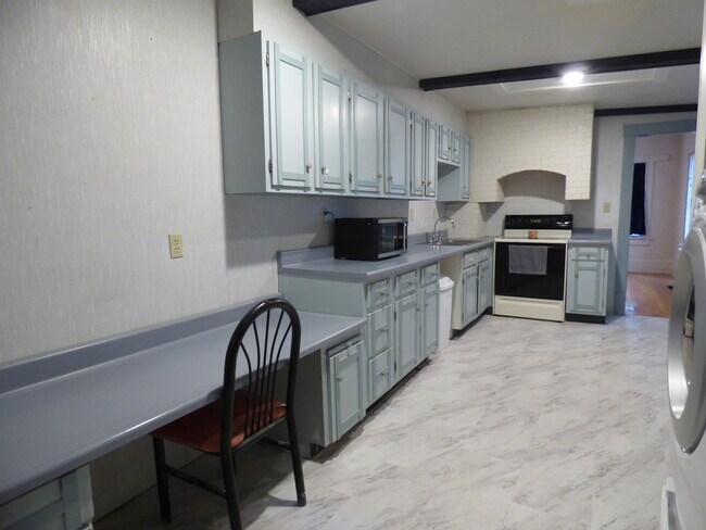 Photo - 823 W Boulevard St