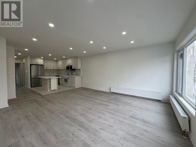 Photo - 2986 Dufferin St