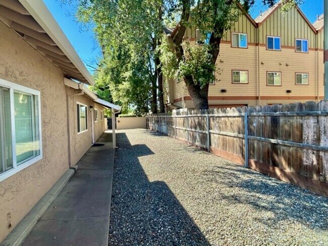 Photo - **Pre-Leasing for Summer 2026** Nice home with private front yard